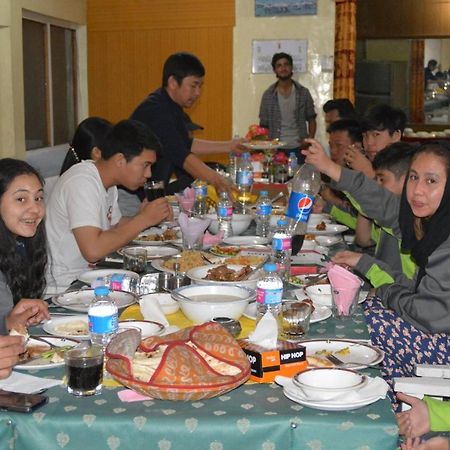 Madina Hotel 2 Gilgit Buitenkant foto