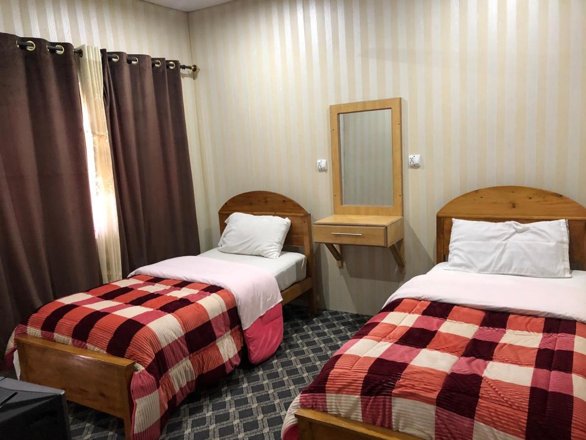 Madina Hotel 2 Gilgit Buitenkant foto
