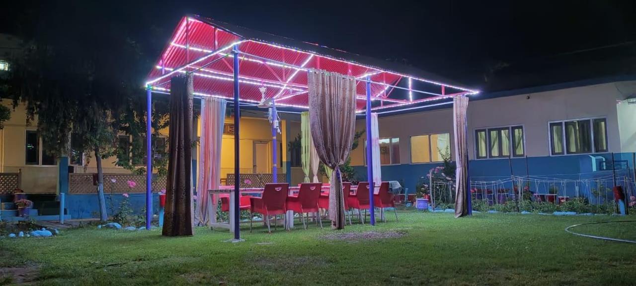 Madina Hotel 2 Gilgit Buitenkant foto